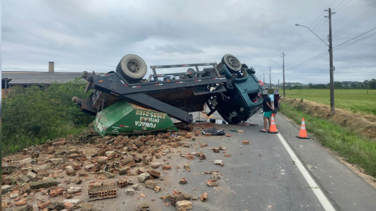 Capotamento de caminhão interdita Rodovia Gregório Espíndola