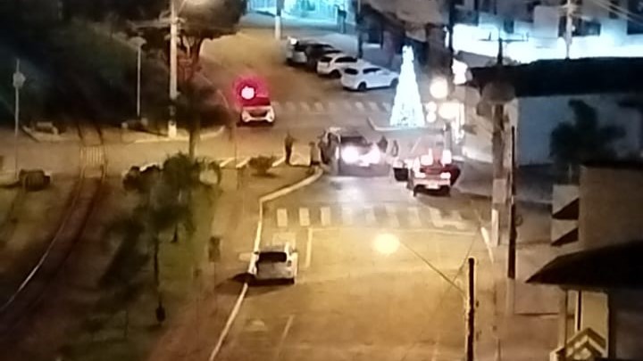 Jovens desacatam Polícia Militar e são detidos no centro de Morro da Fumaça