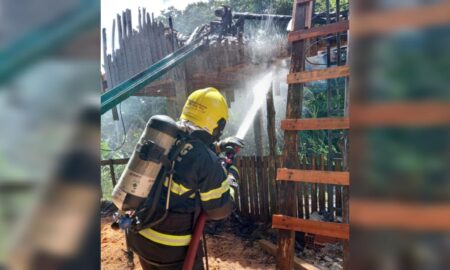 Bombeiros de Morro da Fumaça controlam incêndio em serraria