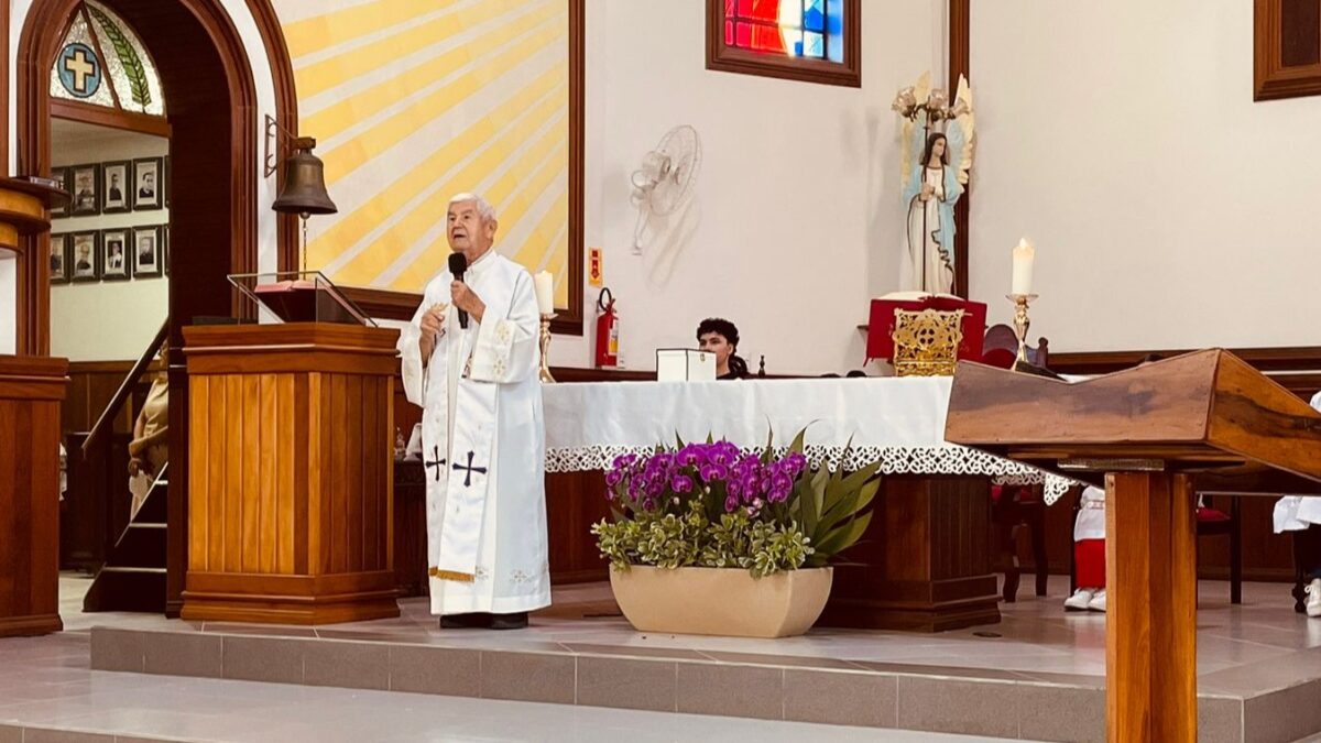 Padre Carlos Weck se despede de Morro da Fumaça com missa emocionante de Natal