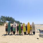 Equipe Esplanada Surf Report realiza treino de surfe para crianças