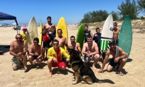 Equipe Esplanada Surf Report realiza treino de surfe para crianças