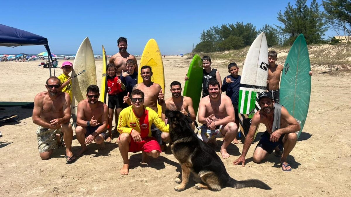 Equipe Esplanada Surf Report realiza treino de surfe para crianças