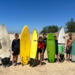 Equipe Esplanada Surf Report realiza treino de surfe para crianças