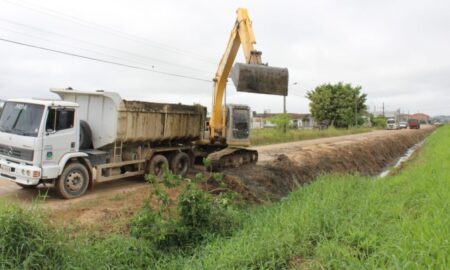 Morro da Fumaça realiza limpeza nos canais de drenagem para prevenir possíveis alagamentos