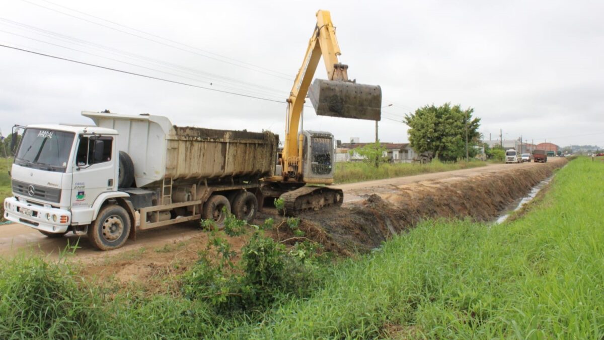 Morro da Fumaça realiza limpeza nos canais de drenagem para prevenir possíveis alagamentos