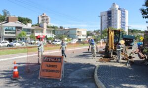 Saneamento básico: obras na área central requerem atenção dos motoristas