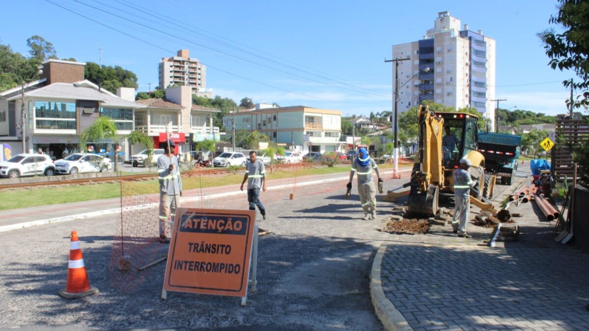 Saneamento básico: obras na área central requerem atenção dos motoristas