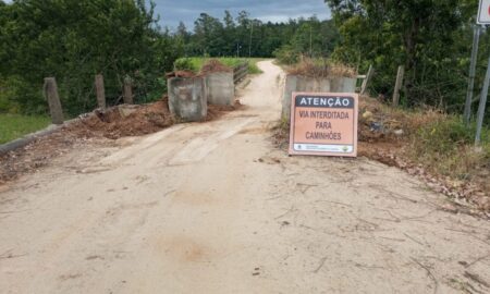 Ponte entre Morro da Fumaça e Cocal do Sul está bloqueada para caminhões