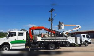 Caminhão colide contra fios de energia em Morro da Fumaça