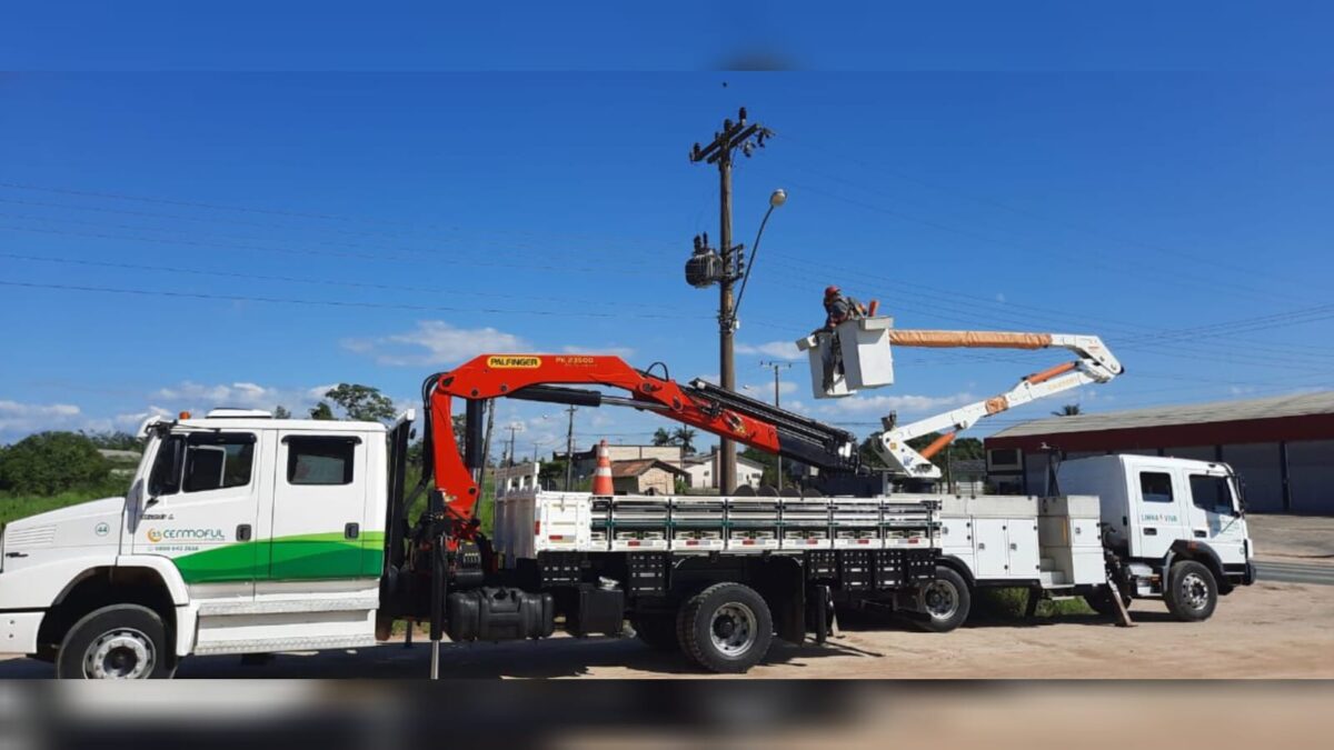 Caminhão colide contra fios de energia em Morro da Fumaça