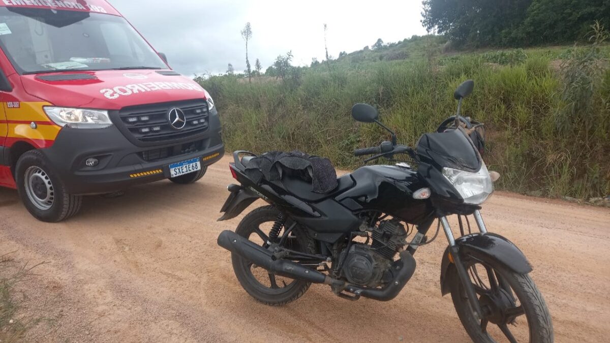 Bombeiros atendem duas mulheres feridas em colisão de motocicletas