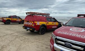 Bombeiros buscam homem desaparecido no Balneário Torneiro