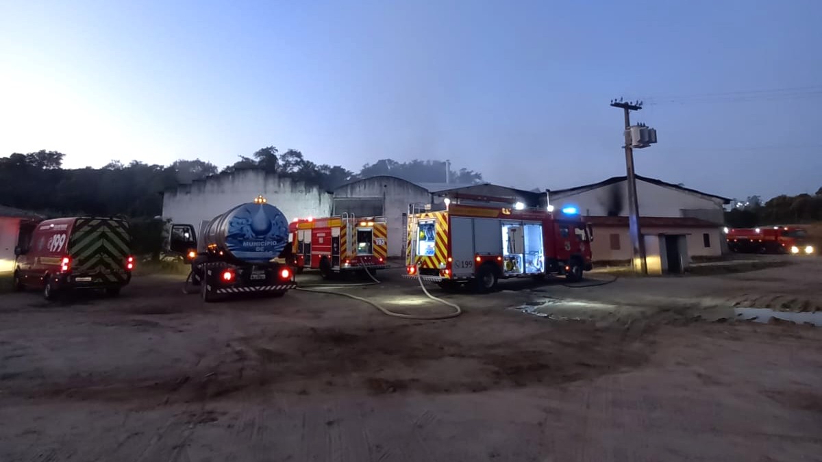 Bombeiros controlam fogo em indústria de Sangão