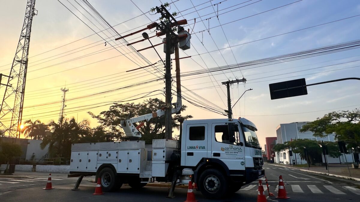 Cermoful realiza manutenção preventiva com caminhão Linha Viva