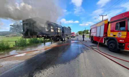 Bitrem pega fogo na Rodovia Genésio Mazon