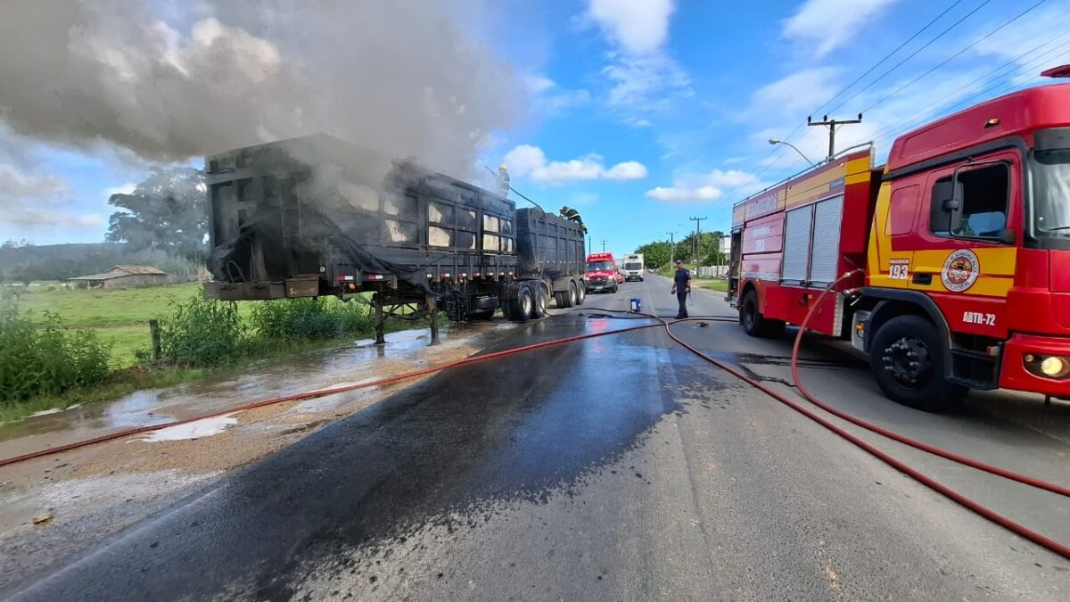 Bitrem pega fogo na Rodovia Genésio Mazon