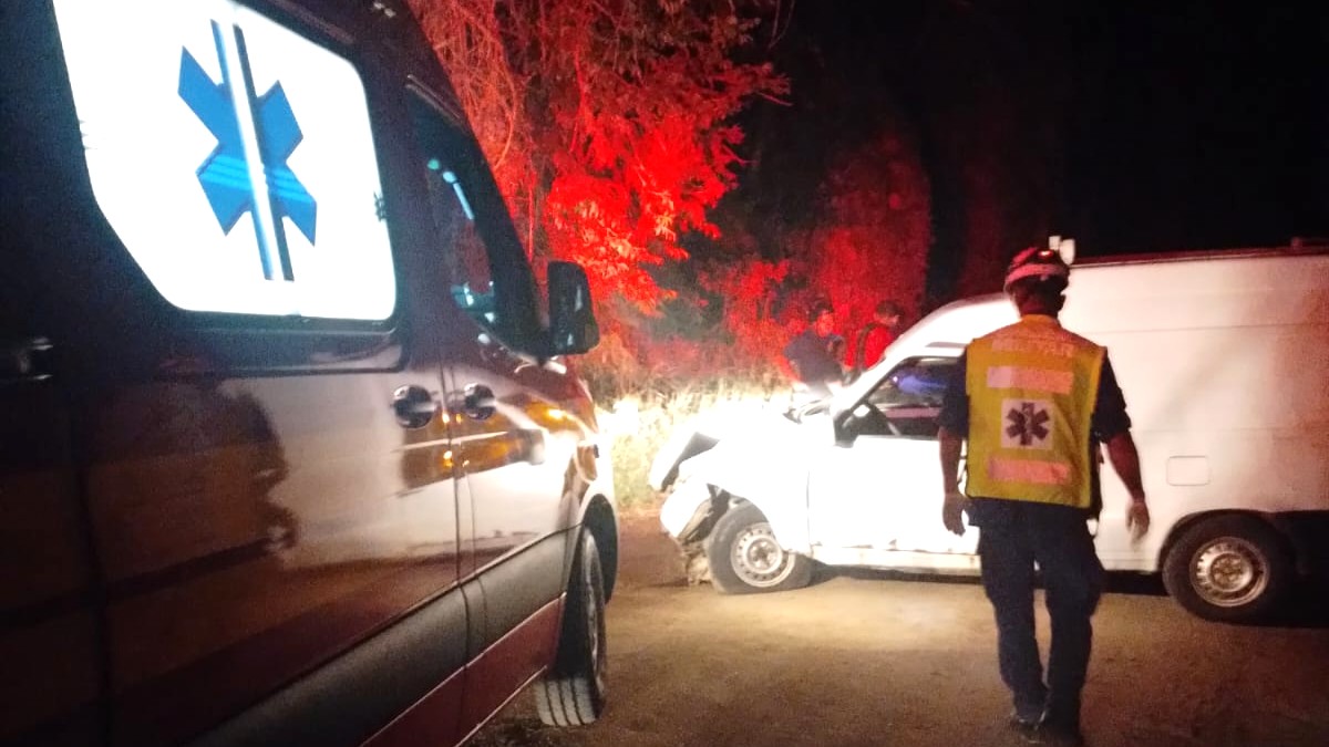 Capotamento deixa dois feridos em Linha Torrens