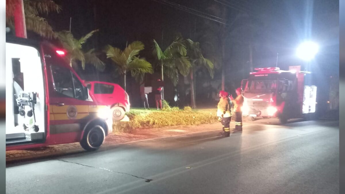 Veículo sai da pista e colide com poste na Rodovia Genésio Mazon