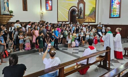 Benção das Mochilas marca o retorno da Missa com as Crianças