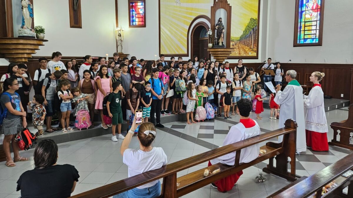 Benção das Mochilas marca o retorno da Missa com as Crianças