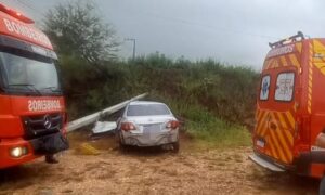 Bombeiros de Morro da Fumaça retiram motorista preso às ferragens após acidente