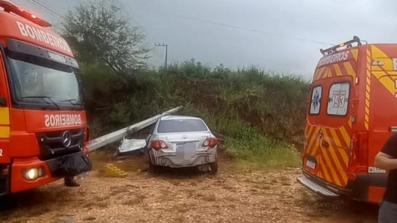 Bombeiros de Morro da Fumaça retiram motorista preso às ferragens após acidente