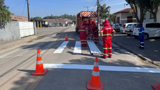 Volta às aulas: Demutran fumacense revitaliza sinalização em frente às instituições de ensino do município